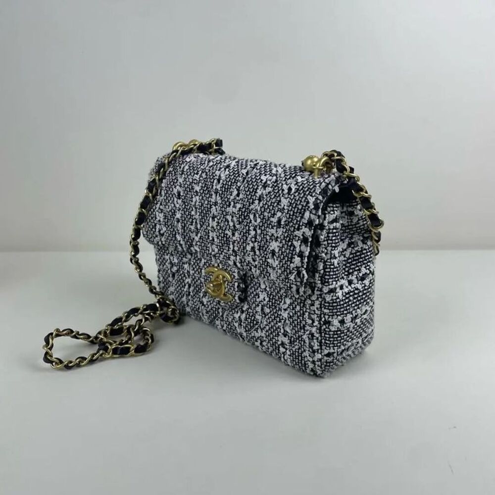 Chanel Women Pre-Loved Bag Very Good Condition - Picture 3 of 9